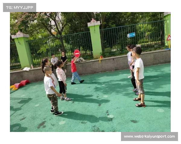 放学后荒地小小足球赛守门员专注扑救，吸引路人驻足观看